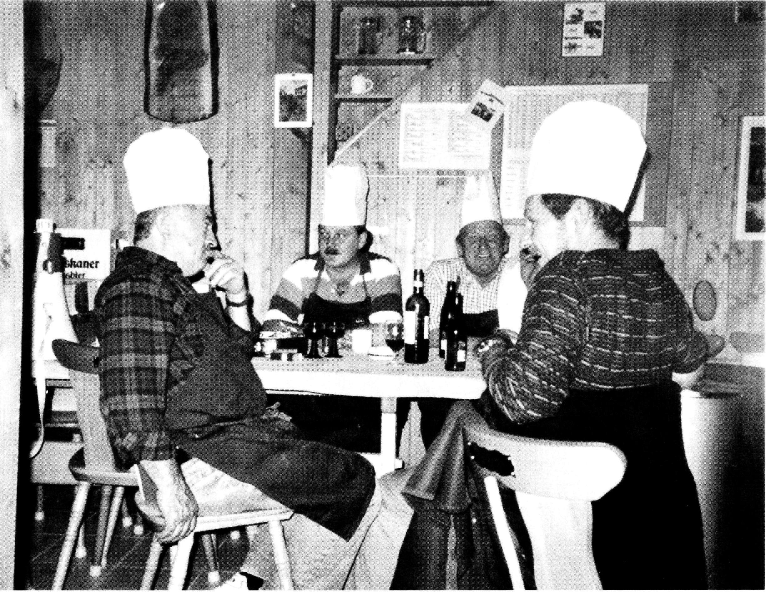 Nach getaner Arbeit das gemütliche Beisammensein. Im Oktober 2000 liess sich der «Basler Seglerclub» von der RGKA bewirten. Von links nach rechts: Gaetano Della Porta, Jean-Pierre Oppliger, Josef Burkard, Bernhard Waldmeier.